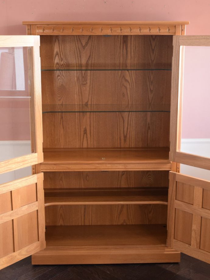 アーコールのキャビネットの扉の中