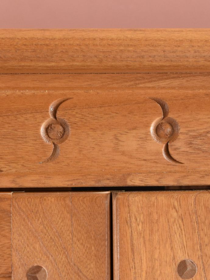 ERCOLの家具の彫り