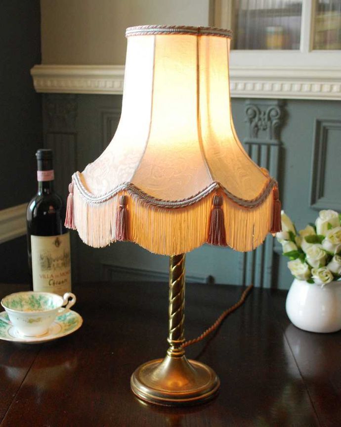 イギリスから届いたフリンジがたっぷりなアンティークテーブルランプ