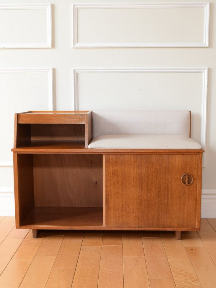 ビンテージ家具の扉の中