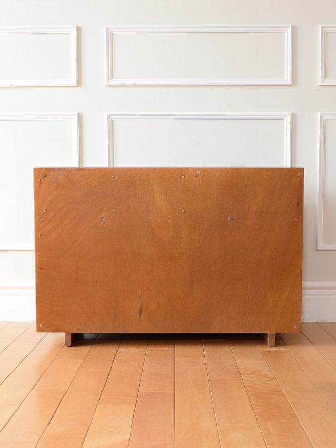 キャビネットの後ろ姿