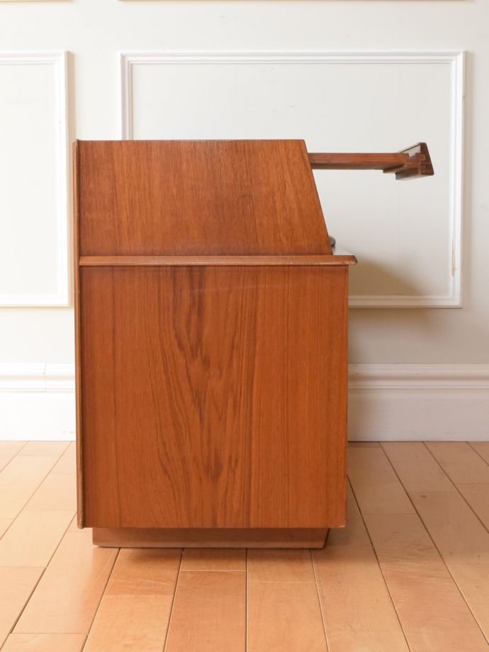 サイドボードの反対側