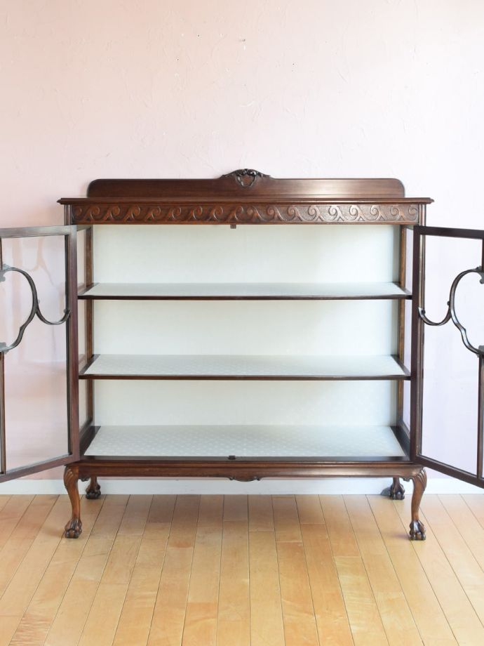 ガラスキャビネットの扉の中