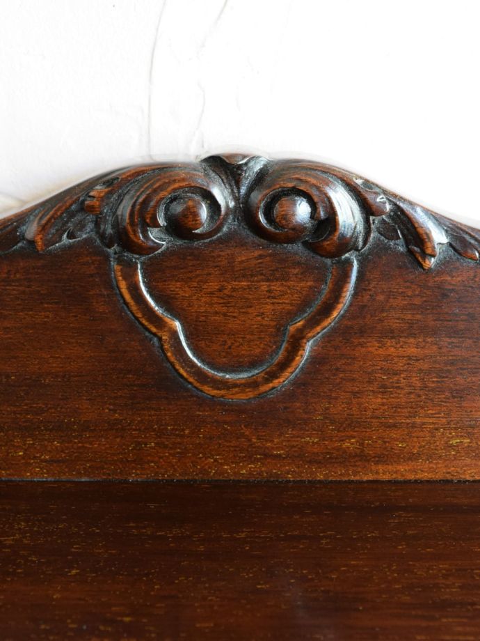 英国アンティーク家具らしい彫