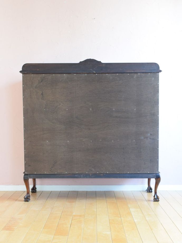 キャビネットの後ろ姿