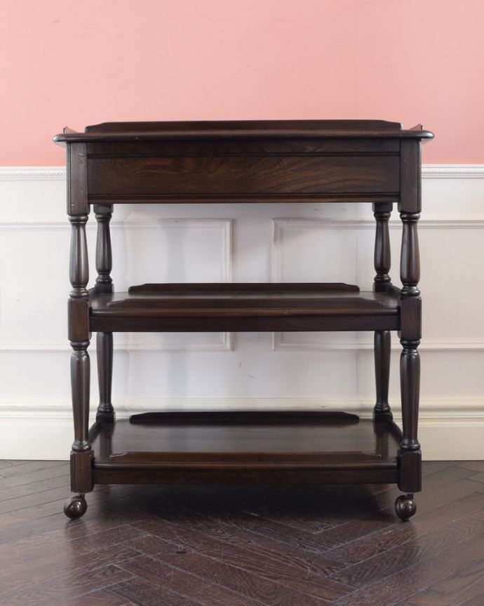 アンティーク家具 アンティーク アーコールトローリー キッチンだけじゃもったいない!アンティークのワゴンはデザインもキレイなので、キッチン用として使うだけじゃなく、家具としていろいろ使えます。(k-2938-f)