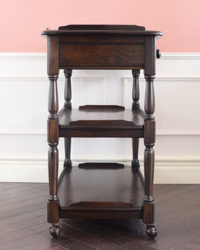 アンティーク家具 アンティーク アーコールトローリー 360度、どこから見てもキレイアンティークは新品ではないので、もちろん経年変化によるキズはありますが、専門の職人がキレイにお直しをしているので、どの角度から見てもキレイです。(k-2938-f)