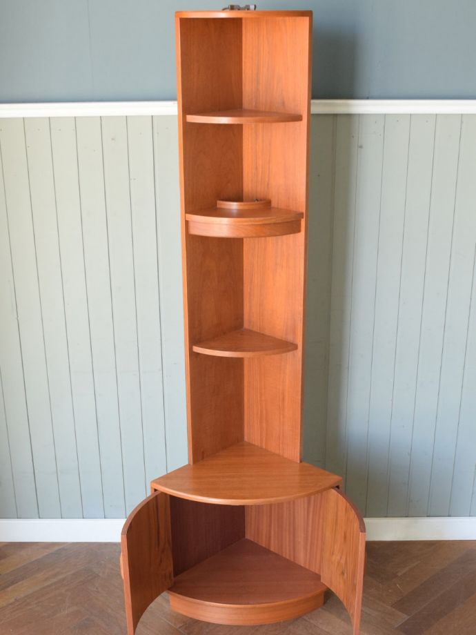 ビンテージキャビネットの扉の中