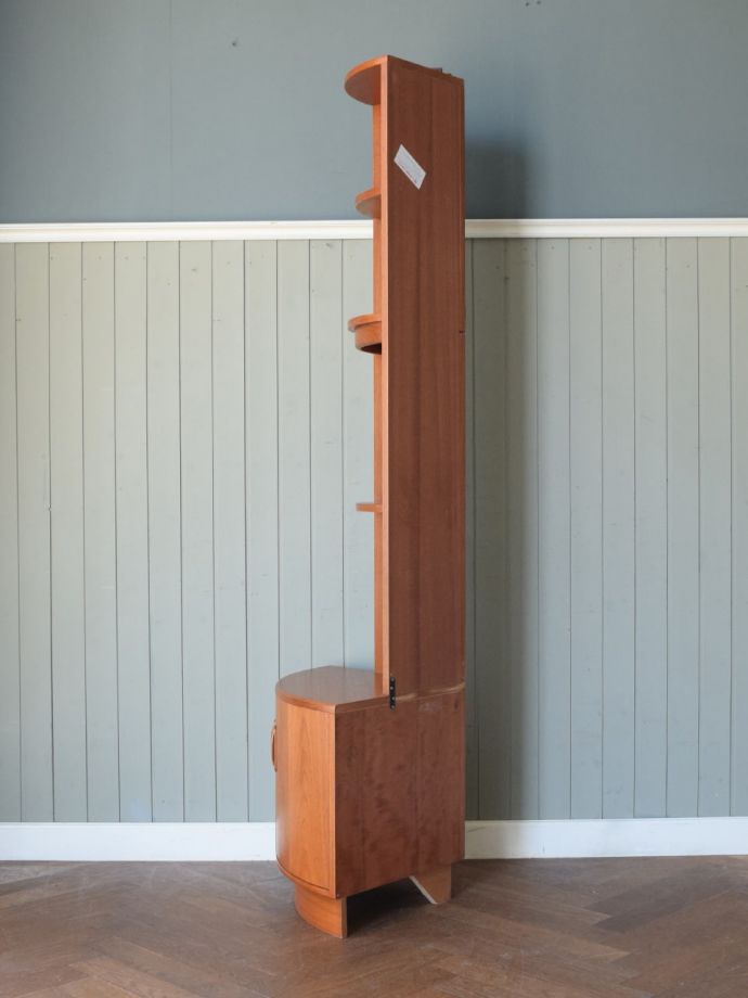 キャビネットの側面