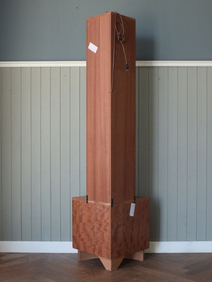 キャビネットの裏側