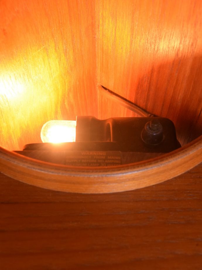 ライトが付いたG-PLANのキャビネット