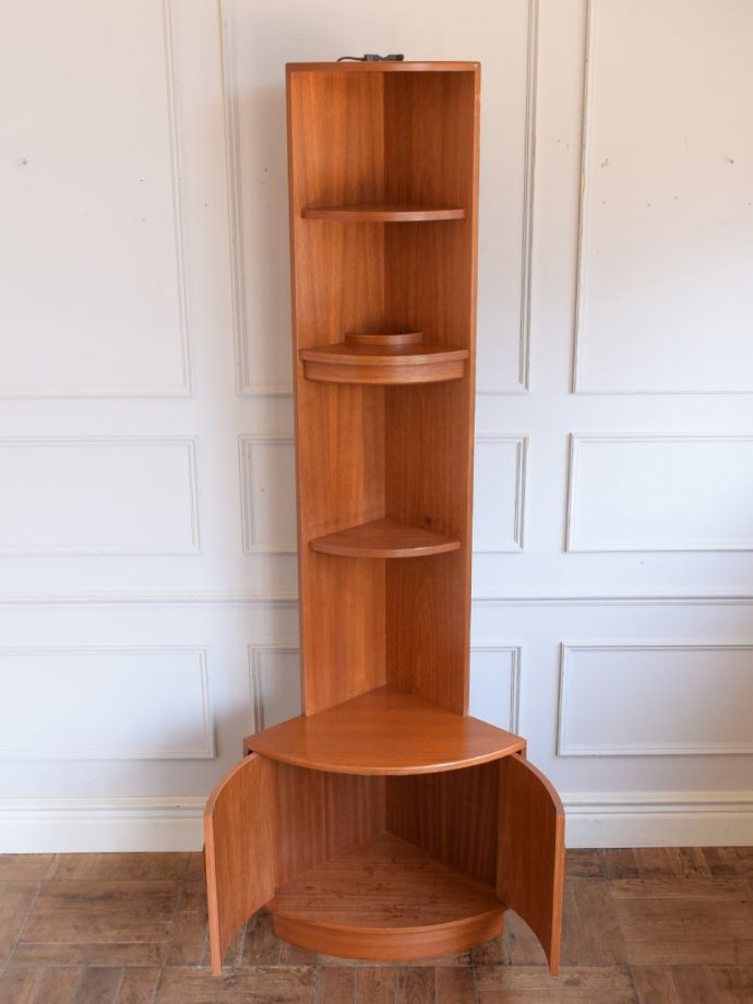 ビンテージキャビネットの扉の中