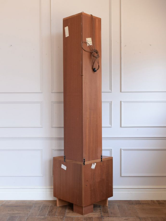 キャビネットの裏側