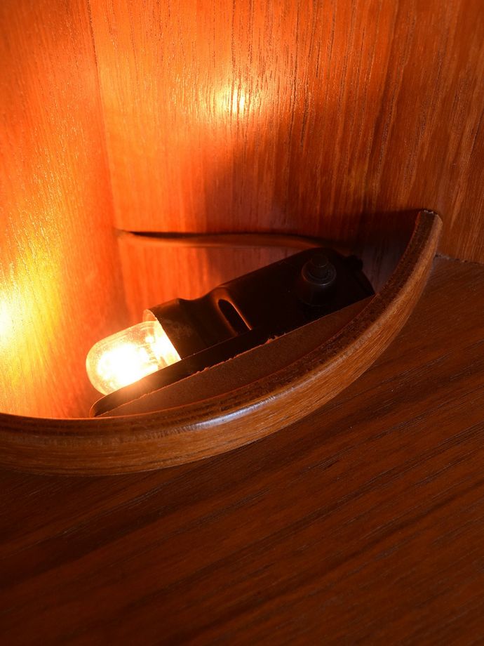 ライトが付いたG-PLANのキャビネット