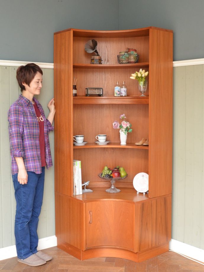 アンティークのキャビネット　アンティーク家具　G-planのフレスコのコーナーキャビネット、北欧スタイルのヴィンテージ家具　角からお部屋全体をスタイリッシュにちょっと空いているお部屋の角のスペースに置くだけで、カッコよさをプラスしてくれるコーナー用のキャビネットです。(k-2941-f)