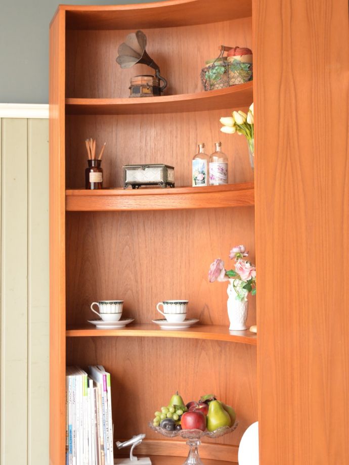 アンティークのキャビネット　アンティーク家具　G-planのフレスコのコーナーキャビネット、北欧スタイルのヴィンテージ家具　人気のヒミツは北欧スタイルのデザインどんなお部屋にも似合うシンプルでスタイリッシュなデザイン。(k-2941-f)