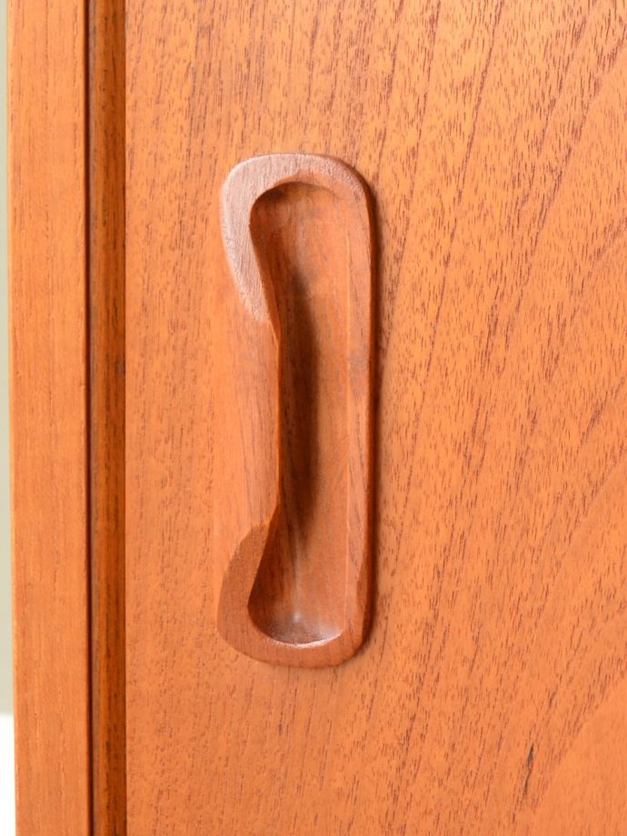 アンティークのキャビネット　アンティーク家具　G-planのフレスコのコーナーキャビネット、北欧スタイルのヴィンテージ家具　こんな所もスタイリッシュ家具に似合うシンプルな取っ手。(k-2941-f)