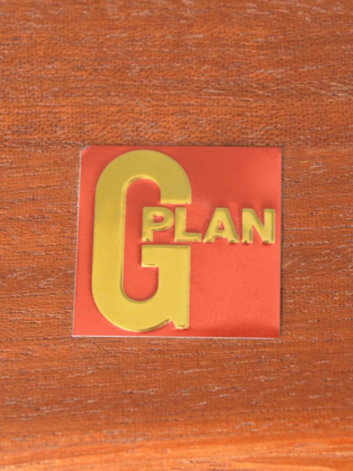 アンティークのキャビネット　アンティーク家具　G-planのフレスコのコーナーキャビネット、北欧スタイルのヴィンテージ家具　安心の証1975年から使われているメタリックラベルが残っていました。(k-2941-f)