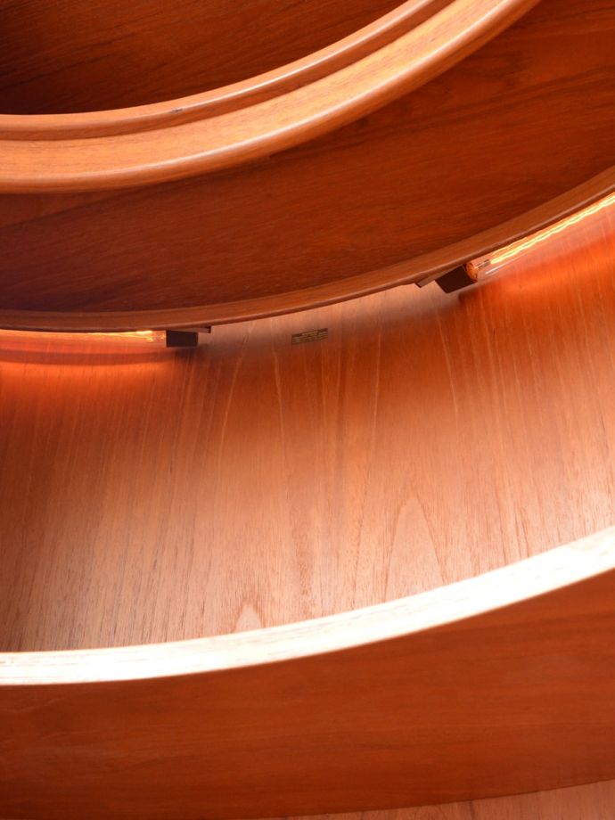 アンティークのキャビネット　アンティーク家具　G-planのフレスコのコーナーキャビネット、北欧スタイルのヴィンテージ家具　電球が付いています電気を付けると夜も雰囲気たっぷりです。(k-2941-f)