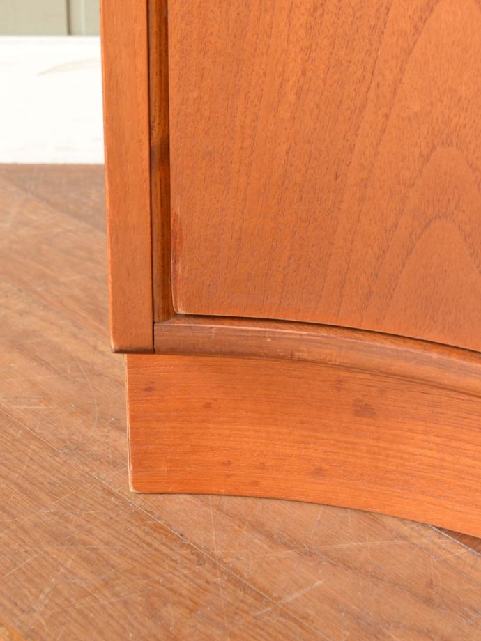 アンティークのキャビネット　アンティーク家具　G-planのフレスコのコーナーキャビネット、北欧スタイルのヴィンテージ家具　女性1人でラクラク運べちゃう仕掛けHandleのアンティークは、脚の裏にフェルトキーパーをお付けしています。(k-2941-f)