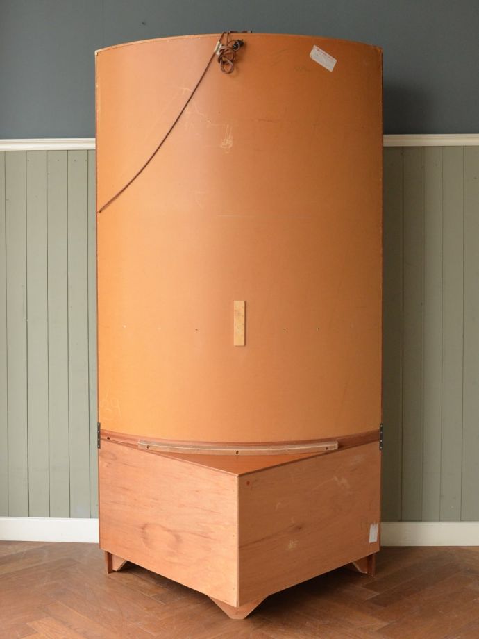 アンティークのキャビネット　アンティーク家具　G-planのフレスコのコーナーキャビネット、北欧スタイルのヴィンテージ家具　見えない場所もキレイです壁に付けてしまうから見えない場所なんだけれど、専門の職人がキレイにお直しをしているのでキレイなんです。(k-2941-f)