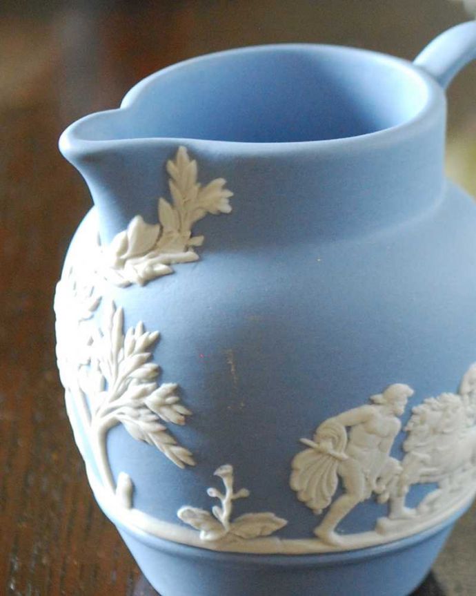 アンティーク 陶磁器の雑貨　アンティーク雑貨　爽やかなブルーが美しいウェッジウッド、ジャスパーウェアのピッチャー（ミルクポット）。古代美術がモチーフになっている模様ぷっくりと浮かび上がる白い模様は、古代ギリシャ・ローマ美術の装飾をモチーフにした繊細で優雅なデザインです。(k-2941-z)