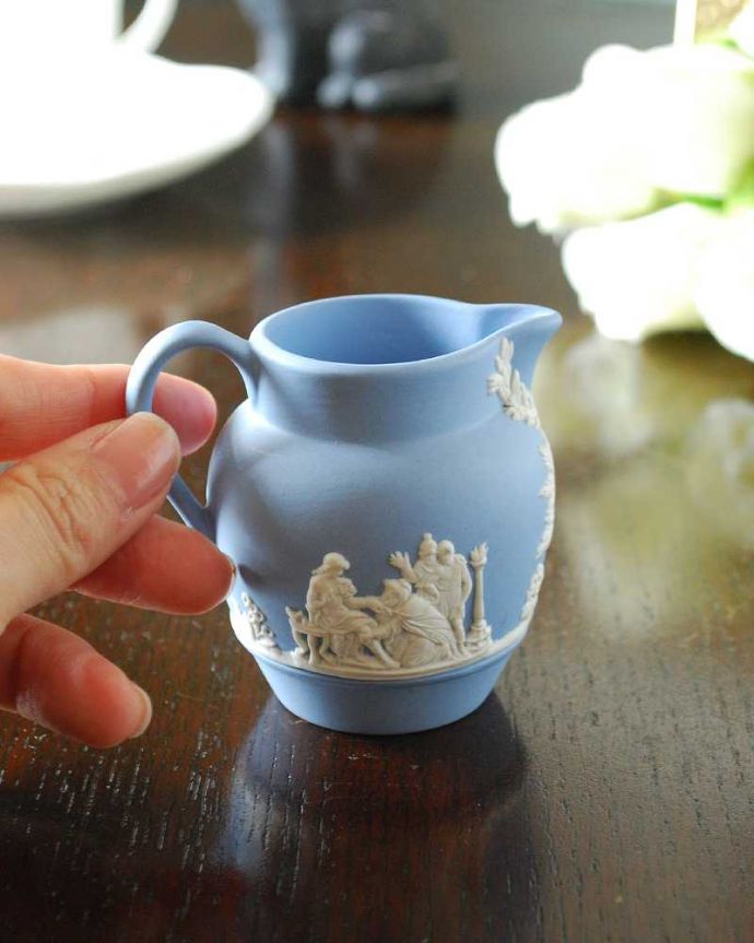 アンティーク 陶磁器の雑貨　アンティーク雑貨　爽やかなブルーが美しいウェッジウッド、ジャスパーウェアのピッチャー（ミルクポット）。宝石のような美しさを追求した焼き物なんとも言えない滑らかな手触りが、ジャスパーウエアの特長。(k-2941-z)