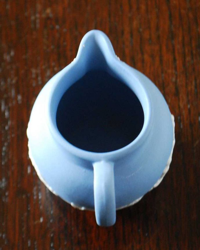 アンティーク 陶磁器の雑貨　アンティーク雑貨　爽やかなブルーが美しいウェッジウッド、ジャスパーウェアのピッチャー（ミルクポット）。上から見るとこんな感じですアンティークのため、多少の欠け・傷がある場合がありますが、使用上問題はありませんので、ご了承下さい。(k-2941-z)