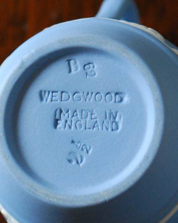 アンティーク 陶磁器の雑貨　アンティーク雑貨　爽やかなブルーが美しいウェッジウッド、ジャスパーウェアのピッチャー（ミルクポット）。裏側には品質の証ひっくり返して見ると、ウェッジウッドのマークを見つけることが出来ます。(k-2941-z)