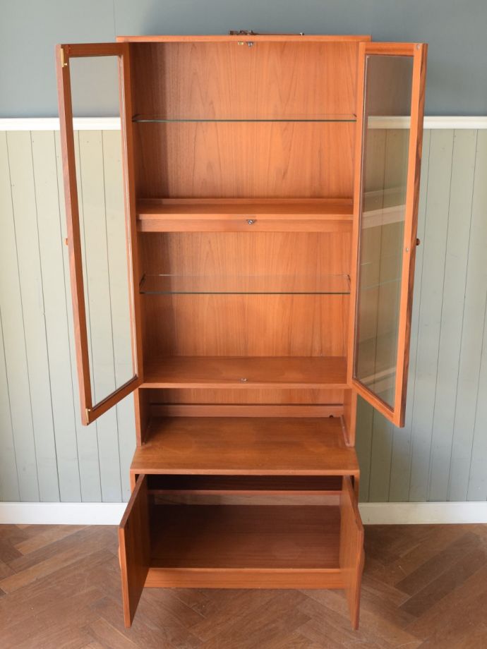 キャビネットの扉の中