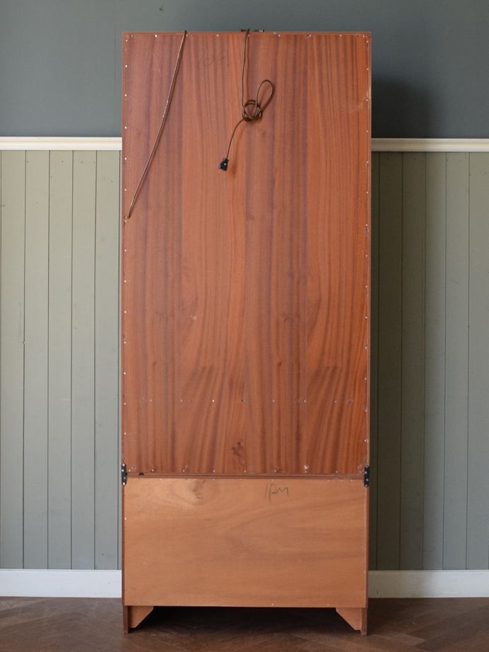 キャビネットの裏側