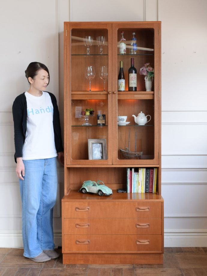 アンティークのキャビネット　アンティーク家具　サイドボード(背の一番高いver/Ｇプラン)　　フレスコ　人気のヒミツは北欧スタイルのデザインやっぱりスッキリとカッコイイ北欧デザインが人気のサイドボード。(k-2943-f)