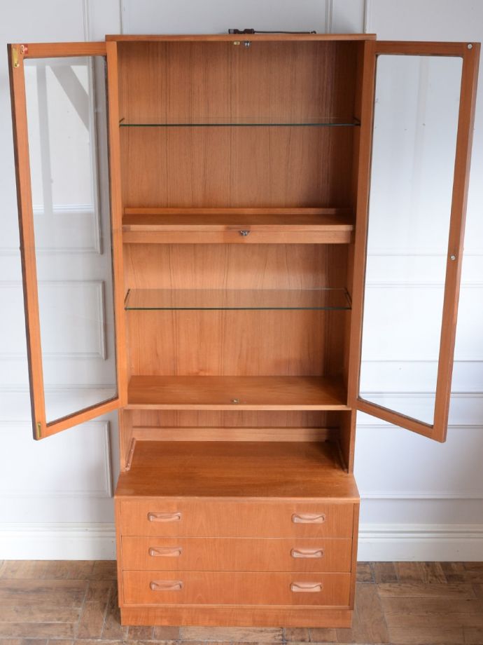 アンティークのキャビネット　アンティーク家具　サイドボード(背の一番高いver/Ｇプラン)　　フレスコ　扉の奥はたっぷり収納扉を開けると、中にはたっぷりの収納。(k-2943-f)