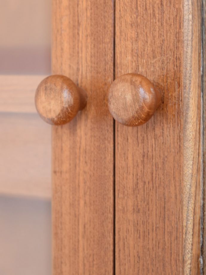 アンティークのキャビネット　アンティーク家具　サイドボード(背の一番高いver/Ｇプラン)　　フレスコ　扉の木目があたたかさを演出クールなデザインなのに、なんだかほっとするあたたかさ。(k-2943-f)