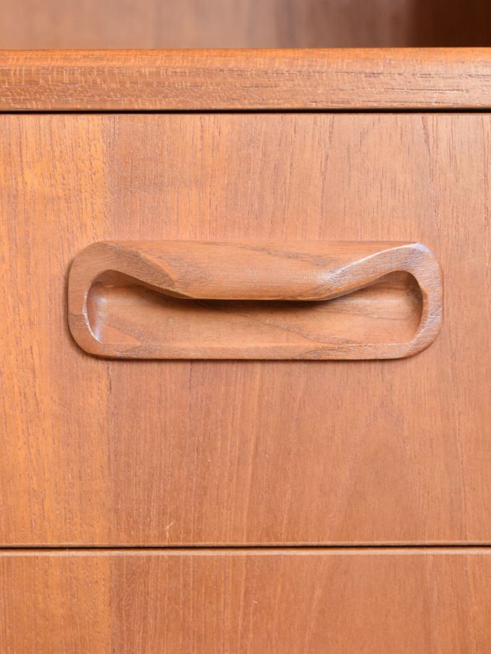 アンティークのキャビネット　アンティーク家具　サイドボード(背の一番高いver/Ｇプラン)　　フレスコ　デザインの一部になっている取っ手取っ手のデザインもシンプルかつ機能的に。(k-2943-f)