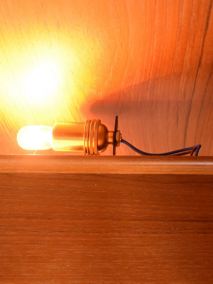 アンティークのキャビネット　アンティーク家具　サイドボード(背の一番高いver/Ｇプラン)　　フレスコ　電球が付いています電気を付けると夜も雰囲気たっぷりです。(k-2943-f)