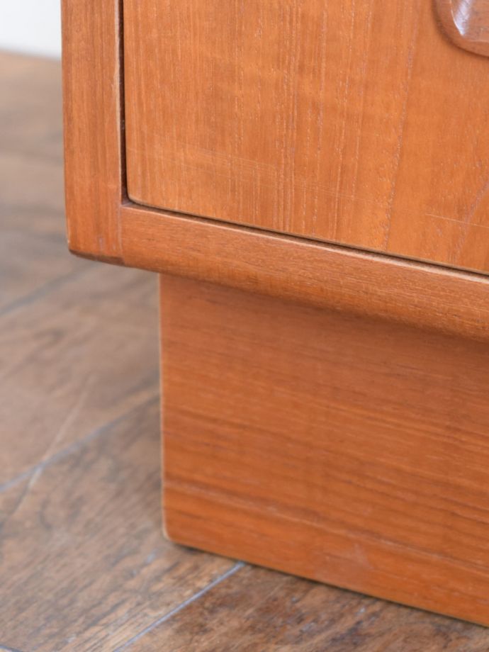 アンティークのキャビネット　アンティーク家具　サイドボード(背の一番高いver/Ｇプラン)　　フレスコ　スッキリとした脚の裏には…Handleの家具の脚裏にはフェルトキーパーをお付けしています。(k-2943-f)