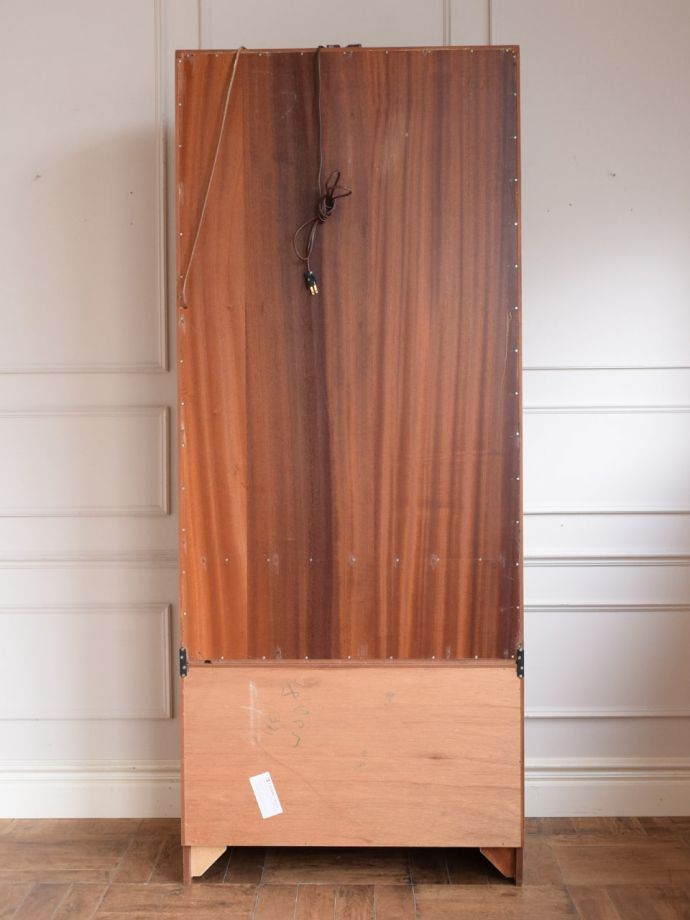 アンティークのキャビネット　アンティーク家具　サイドボード(背の一番高いver/Ｇプラン)　　フレスコ　もちろん後ろ姿もキレイですビンテージは新品ではないので、もちろん経年変化によるキズはあります。(k-2943-f)