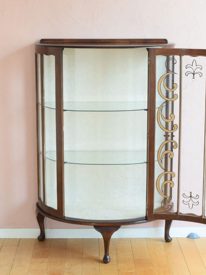 ガラスキャビネットの扉の中