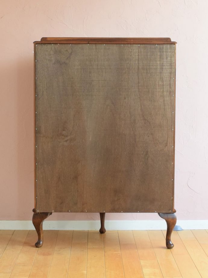 キャビネットの後ろ姿