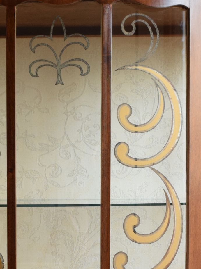 ガラスキャビネットの絵