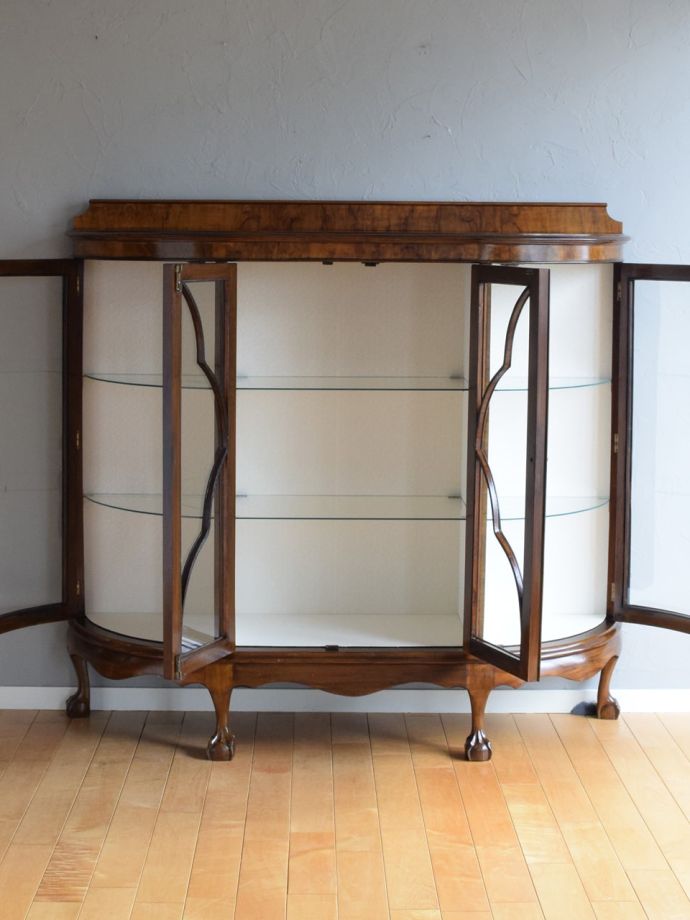 ガラスキャビネットの扉の中