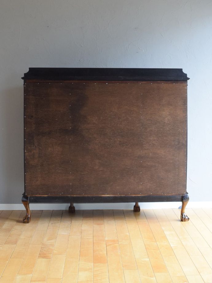 キャビネットの後ろ姿