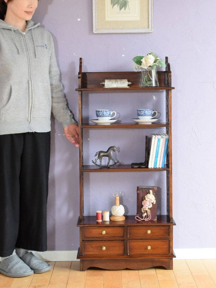 英国アンティークのキャビネット