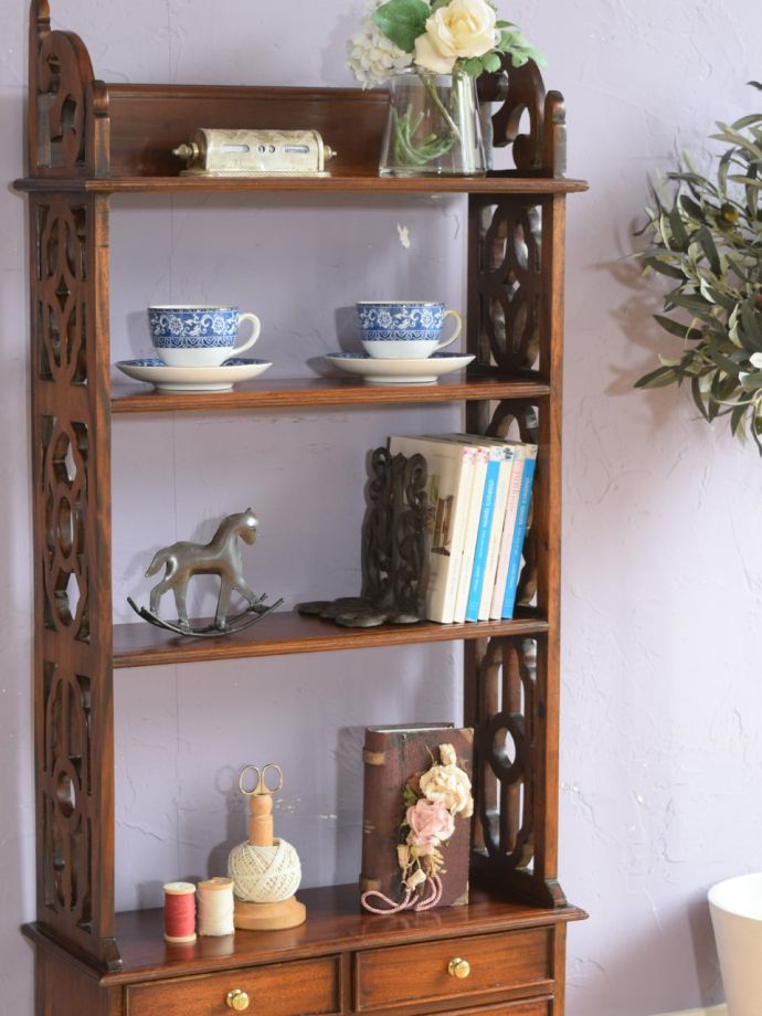 アンティークのオープンシェルフ