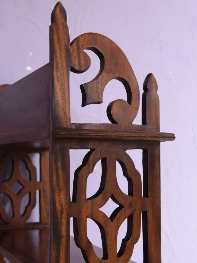 英国アンティークらしい装飾