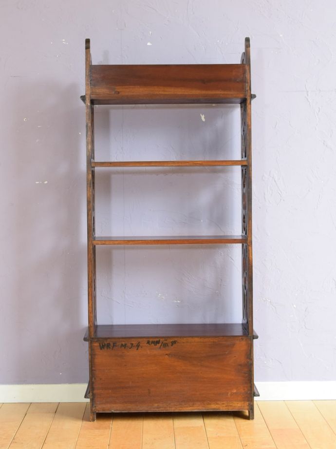 オープンシェルフの後ろ姿