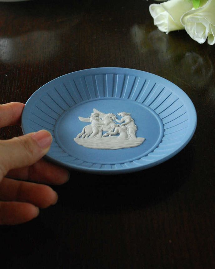 アンティーク 陶磁器の雑貨　アンティーク雑貨　ウェッジウッドの小さいアンティークトレイ（Wedgwood） 、ジャスパーウェアプレート。宝石のような美しさを追求した焼き物なんとも言えない滑らかな手触りが、ジャスパーウエアの特長。(k-2946-z)