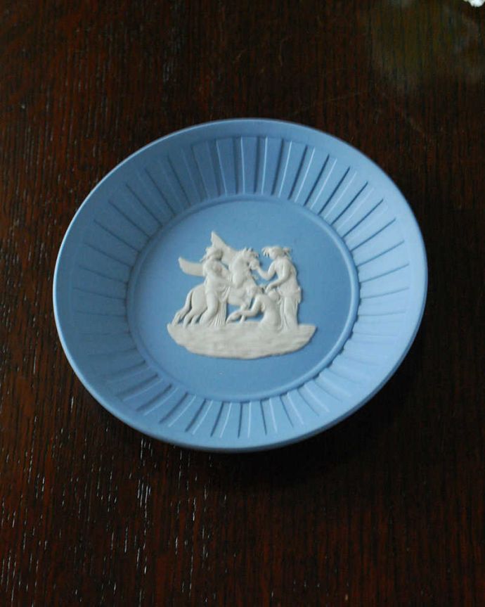アンティーク 陶磁器の雑貨　アンティーク雑貨　ウェッジウッドの小さいアンティークトレイ（Wedgwood） 、ジャスパーウェアプレート。上から見るとこんな感じですアンティークのため、多少の欠け・傷がある場合がありますが、使用上問題はありませんので、ご了承下さい。(k-2946-z)