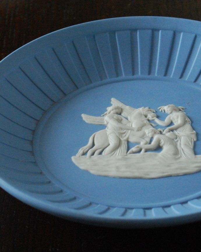 アンティーク 陶磁器の雑貨　アンティーク雑貨　ウェッジウッドの小さいアンティークトレイ（Wedgwood） 、ジャスパーウェアプレート。古代美術がモチーフになっている模様ぷっくりと浮かび上がる白い模様は、古代ギリシャ・ローマ美術の装飾をモチーフにした繊細で優雅なデザインです。(k-2946-z)